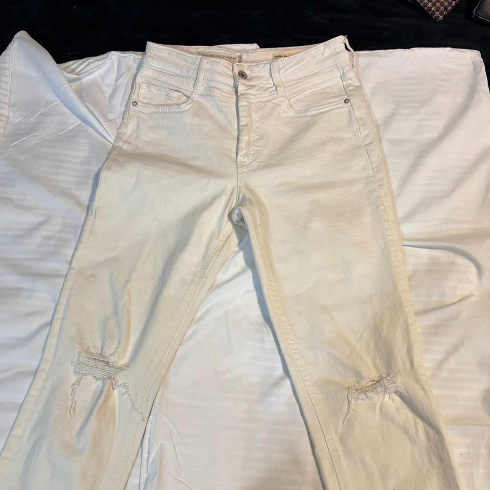 Oil or and the Letterpress‎ White Distressed High Rise Ripped Knee Jeans-6/27